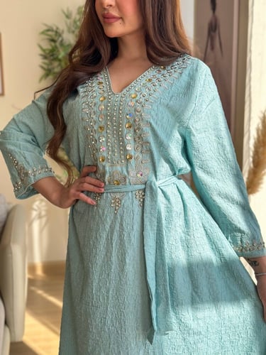 جلابية سماوية مطرزة