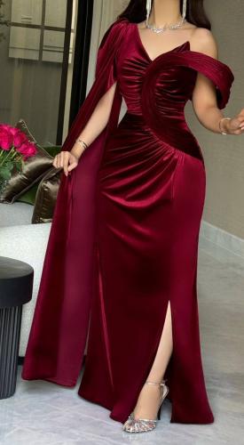 فستان نسائي باللون العنابي