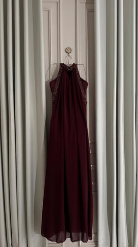 فستان حوامل سهرة عنابي فاخر بتصميم أنيق ومطرز