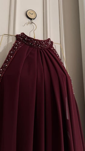 فستان حوامل سهرة عنابي فاخر بتصميم أنيق ومطرز
