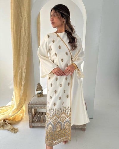 جلابية مطرزة لفة لون أبيض