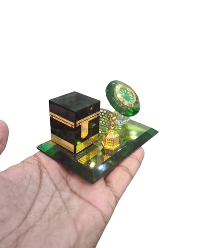 مجسم زجاجي للكعبة مصنوع يدويا مع ساعة