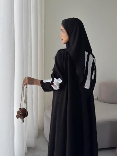 عباية رقم 301 ( عباية الأسود والأناقة البيضاء )