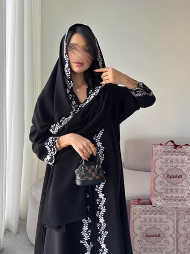 عباية رقم 303 ( عباية بتطريز وردي آسر ️‍ )