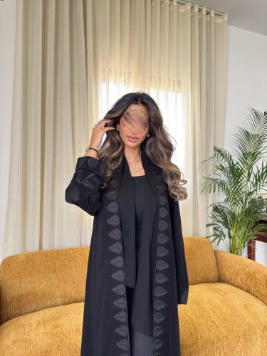 عباية رقم 204 ( عباية الأناقة الفاخرة)