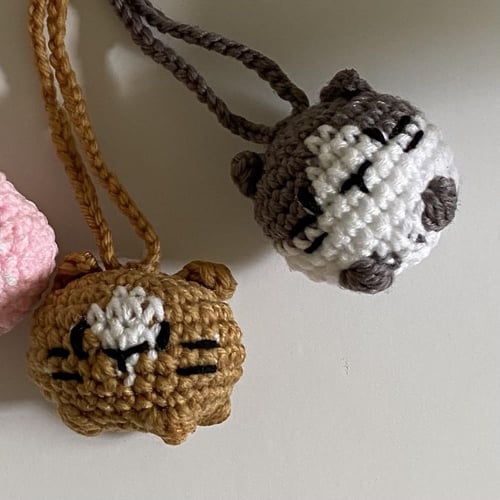 تعليقة قطط ملونه (حبه واحدة)