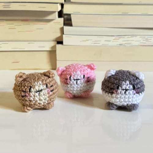 تعليقة قطط ملونه (حبه واحدة)