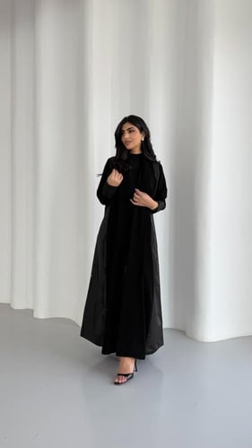 عباية سوداء ربع كلوش