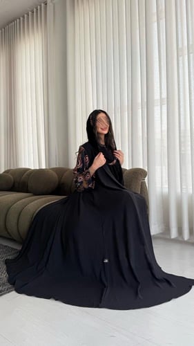 عباية بأكمام واسعة