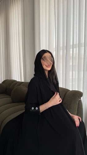 عباية كريب سوداء بأزرار