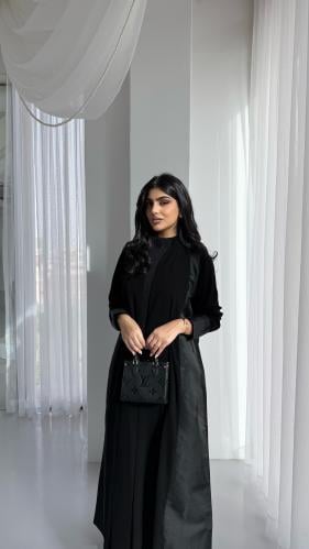 عباية سوداء ربع كلوش