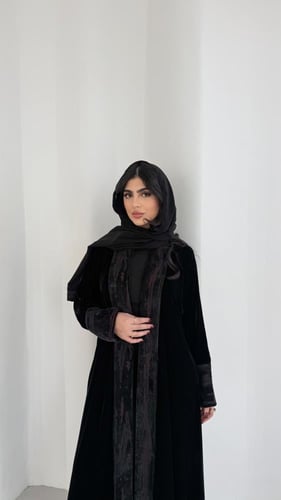 عبايه مخمل اسود نص كالوش