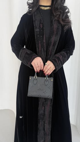 عبايه مخمل اسود نص كالوش
