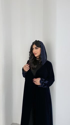 عبايه شتويه مخمل كحلي نص كالوش
