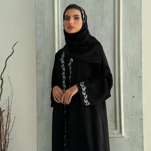 عباية سوداء مطرزة نص كلوش