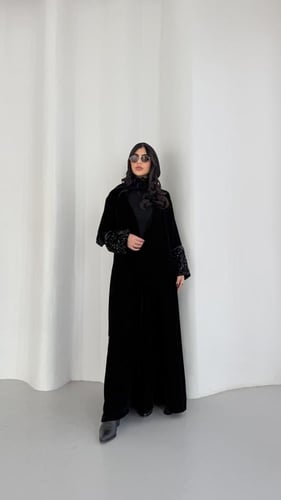 عباية شتويه مخمل اسود نص كالوش بااكمام مخمل مطرز