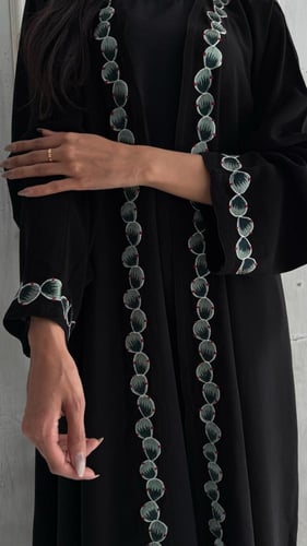 عباية سوداء مطرزة نص كلوش