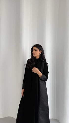 عباية سوداء ربع كلوش