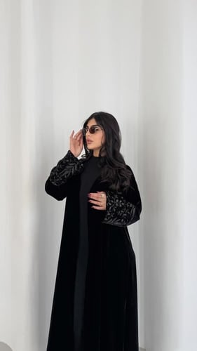 عباية شتويه مخمل اسود نص كالوش بااكمام مخمل مطرز