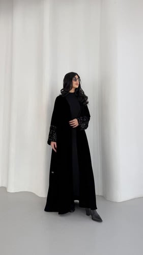 عباية شتويه مخمل اسود نص كالوش بااكمام مخمل مطرز