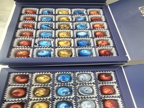 ٣٠ قطعة شوكلاتة بحشوات متنوعة ( مانجو ، فراولة ، م...