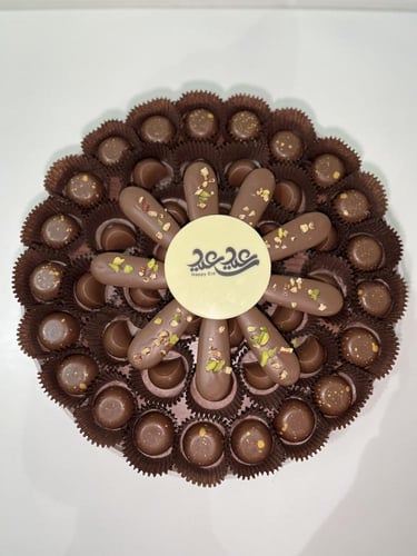 صحن شوكولاتة بلجيكية تقريباً 55 قطعة شوكلاتة بلجيك...