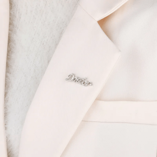 دبوس دكتور فضي