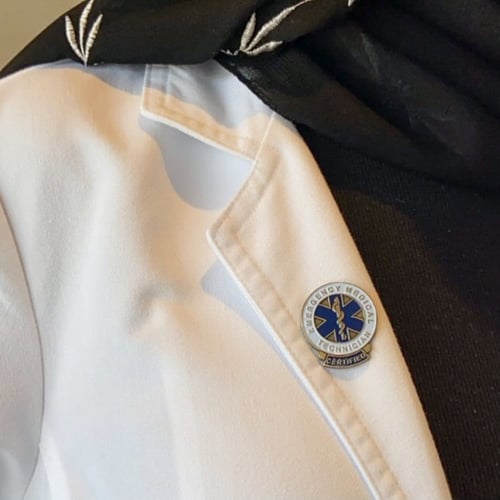 دبوس فني طوارئ