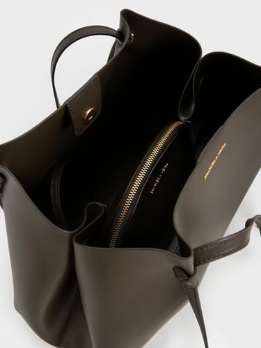 حقيبة تشارلز اند كيث charles and keith