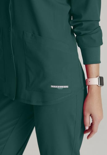بلوزة سكراب Stability باللون أخضر غامق من سكيتشرز