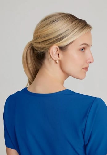 بلوزة - سكراب طبي نسائي Reliance من سكيتشرز باللون...