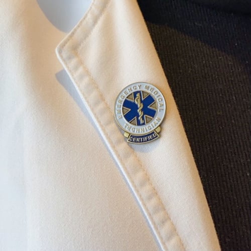 دبوس فني طوارئ