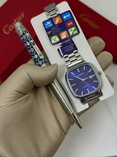 ساعة يد وقلم