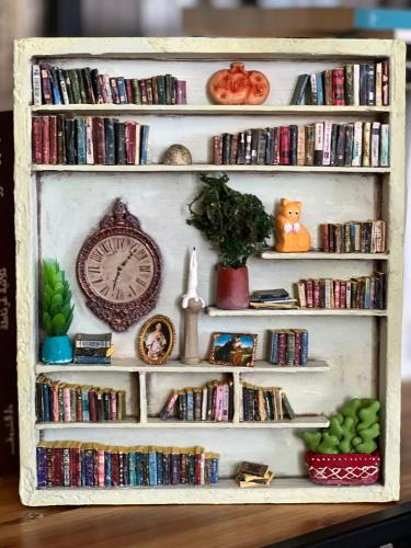 مجسم مكتبة مصغرة