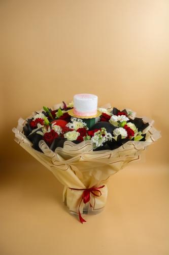 باقة الجوري مع البالون والكيك