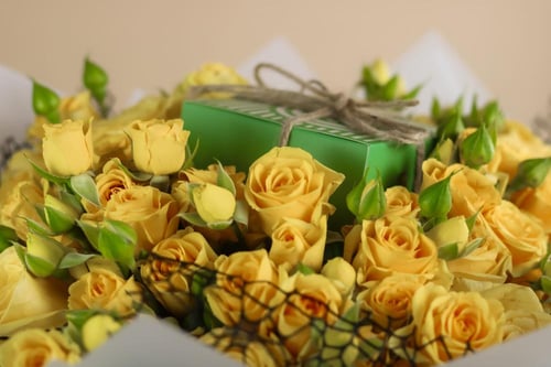 باقة الجوري الأصفر