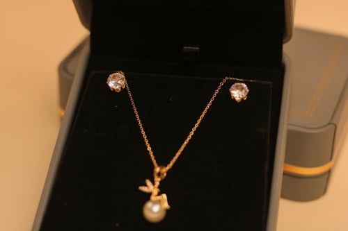 سلسال فراشة ذهبي