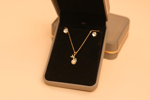 سلسال فراشة ذهبي