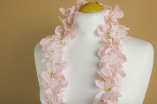 عقد ورد زهري مع اسم وسنه التخرج