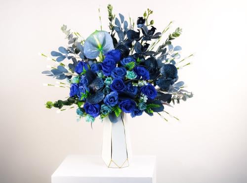 فازة سكاي مع الورد الأزرق الصناعي