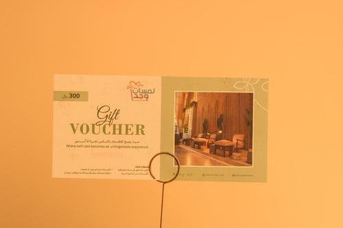 باقة ورد وردي مع قسيمة من جويس هاند سبا