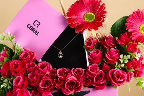 عقد كورال بلمسة وردية