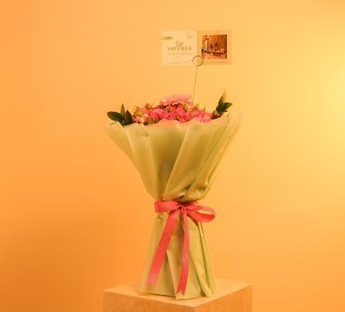 باقة ورد وردي مع قسيمة من جويس هاند سبا