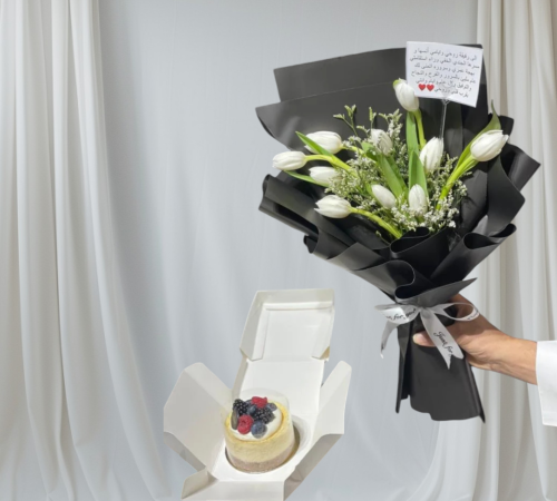 باقة التوليب مع كعكة التوت
