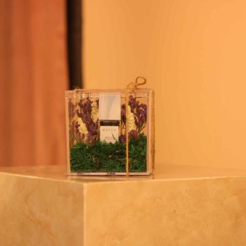 توزيعة عطر ماتش مع زهور