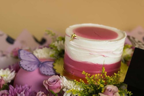 بوكيه وردي بنفسجي مع لمسة ذهبية