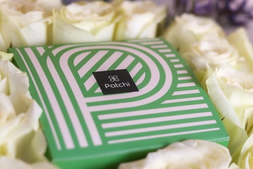 باقة الزهور البيضاء واللافندر