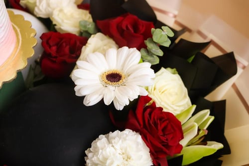 باقة الجوري مع البالون والكيك