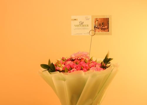 باقة ورد وردي مع قسيمة من جويس هاند سبا