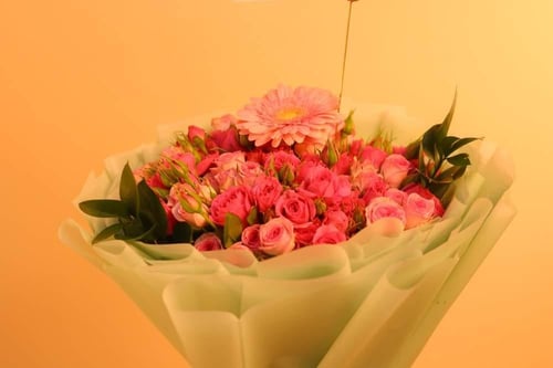 باقة ورد وردي مع قسيمة من جويس هاند سبا